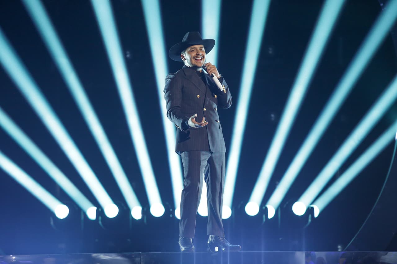 Christian Nodal puso a cantar al públicom asistente a la gran final, sobre todo cuando el cantante interpretó el tema 'Adiós amor'.
