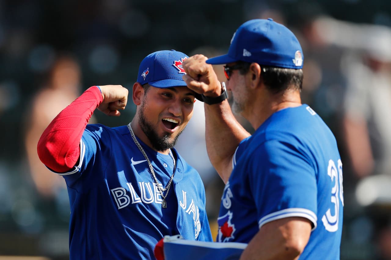 Festejo por parte de Norberto Obeso de los Blue Jays en los juegos de primavera de la MLB.