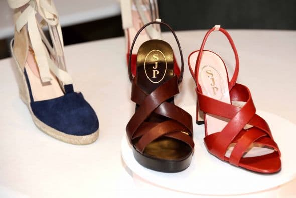 La polifacética actriz, empresaria y madre lanzó su colección de calzado primavera verano donde el romanticismo y lo clásico se impononen a su paso. La estrella de Sex and The City fue acogida por grandes y chicas en un concurrido centro comercial angelino donde sus nuevo diseños se vendieron de inmediato y lo mejor, cada zapato llevó la firma de su creadora de su puño y letra.