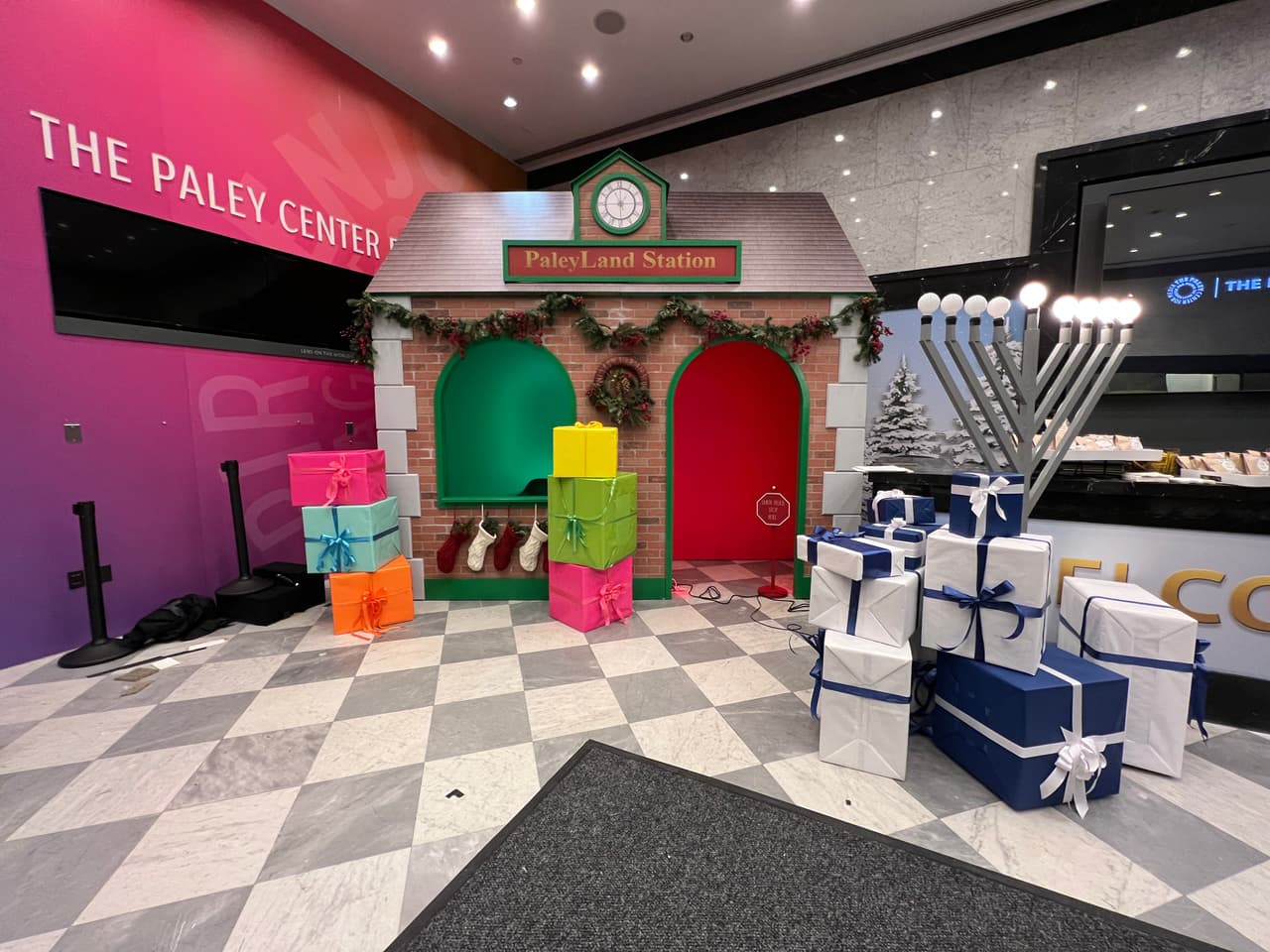 La entrada es gratuita para miembros; $20 para no miembros; $16 para estudiantes, maestros, personas mayores, veteranos y socorristas; y gratis para niños menores de 12 años.