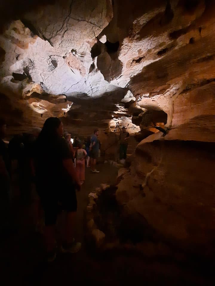 La atracción estrella del parque es Longhorn Cavern. Es considerada una maravilla subterránea creada por la acción de disolución y corte de un río antiguo.