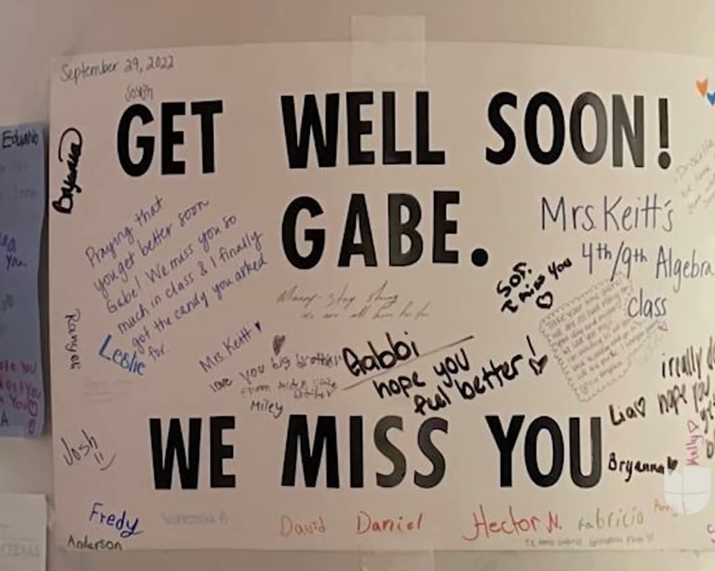 Mientras tanto, junto a su madre, también hay decenas de mensajes escritos de familiares y amigos que se han acercado para desearle lo mejor a Gabriel, con la esperanza de que un día mejore, a pesar de los pesimistas pronósticos de los médicos.
<br>