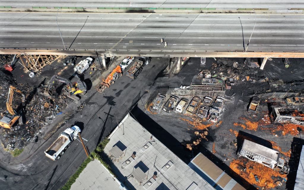 Las llamas acabaron con paletas de madera, remanentes de desinfectantes como los más utilizados durante la pandemia por el covid-19, vehículos y algunos postes.
