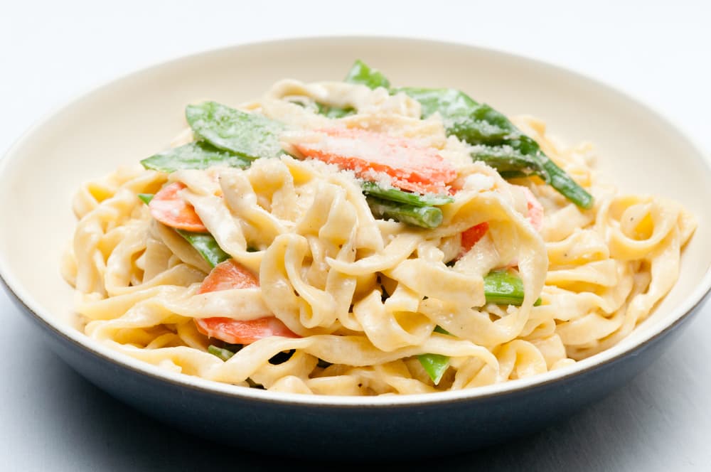 La salsa Alfredo es una salsa hecha a base de crema de leche, manteca y queso parmesano. Deliciosa para acompañar con una copa de vino.