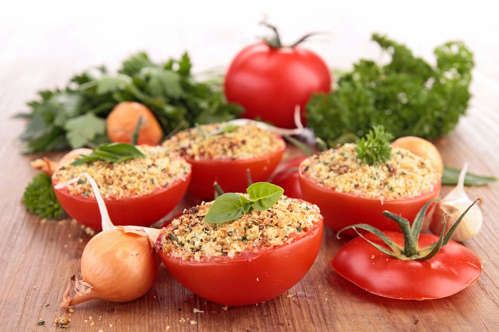 Tomates rellenos. Un platillo que es ideal para el verano y para el domingo son unos fáciles tomates rellenos. Lo mejor es que con pocos ingredientes puedes hacer una receta deliciosa.