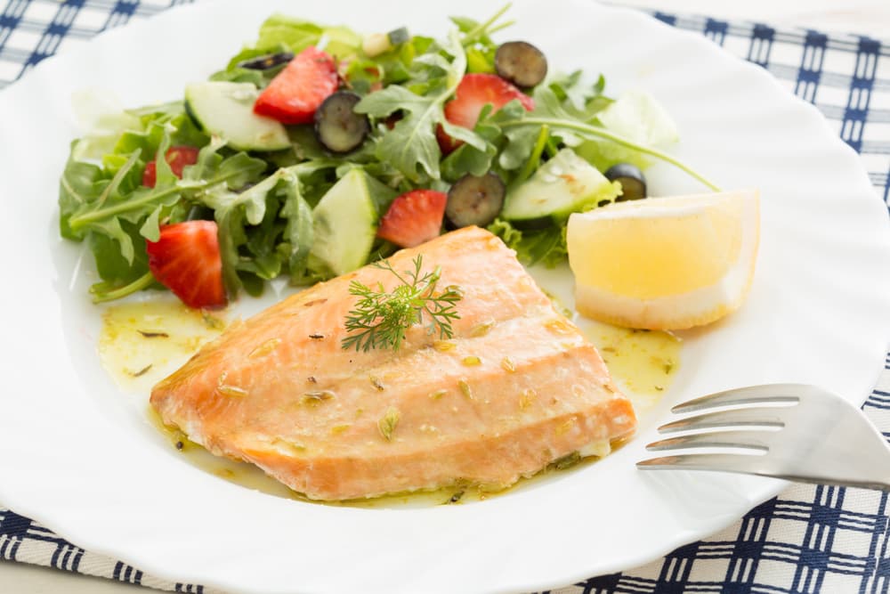 Debes dorar el pescado y colocar el mismo en una fuente apta para horno. Sobre el pescado vierte las verduras salteadas y lleva todo al horno y listo.