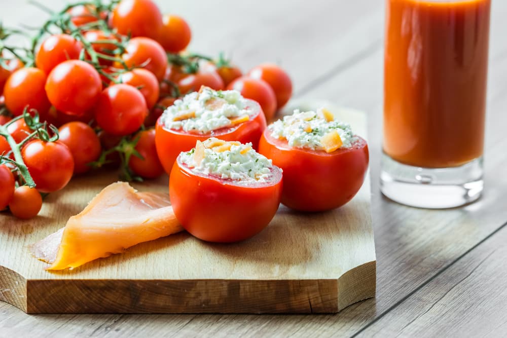 Necesitas 3 tomates, 10 aceitunas, 2 huevos hervidos, atún y mayonesa. Prepara el relleno en un recipiente con todos los ingredientes y ahueca los tomates y rellana cada uno con cuidado para que no rompas la verdura.