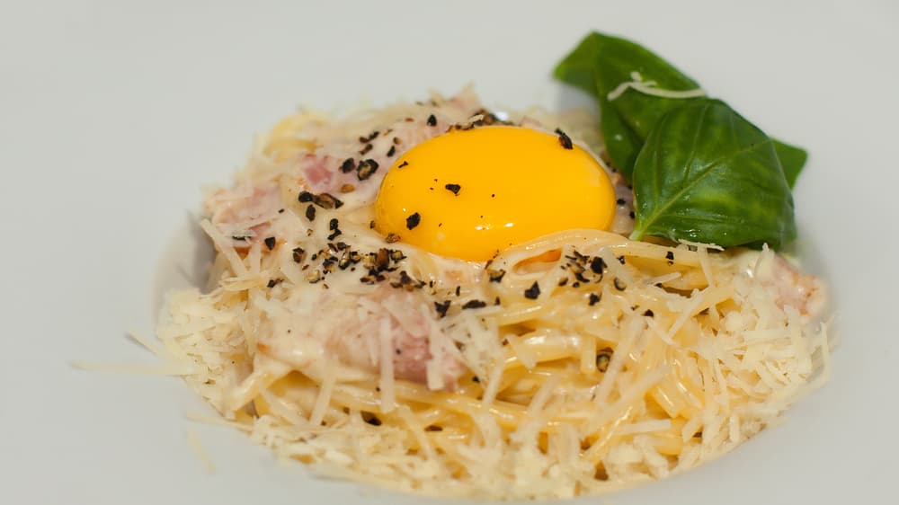 Tallarines con huevo frito. Prepara los tallarines como los haces regularmente, lo que le va dar un nuevo sabor a esta receta es el toque del huevo frito al final.