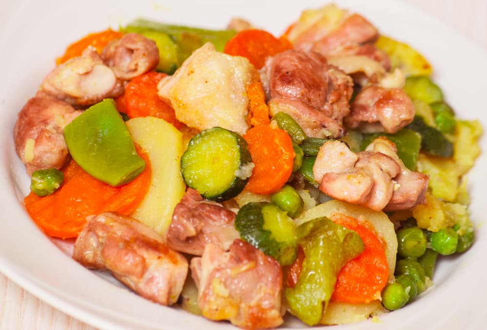 Además 1/2 cebolla, 1/2 pimiento rojo, 1 cucharada de sopa crema instantánea de cebolla, 1/2 cucharadita de condimento italiano, 1/4 cucharadita de ajo en polvo, 1/2 taza de guisantes congelados y perejil picado para espolvorear un poco.