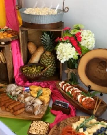 Además de los bocadillos que ofreció para sus invitados.