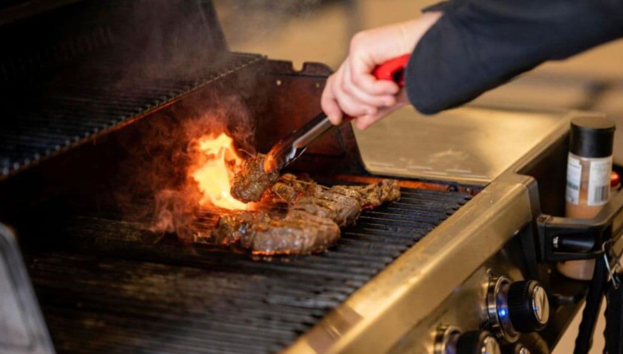 <a href="https://www.univision.com/local/washington-dc-wfdc/la-historia-de-la-barbacoa-estadounidense-y-su-longeva-tradicion-de-cocinar-carne">Las raíces de lo que hoy se conoce como el barbecue estadounidense</a> se remontan a antes de que Estados Unidos se convirtiera oficialmente en un país: es una mezcla de influencias que comienza con los pueblos indígenas que ya habitaban estas tierras y tenían sus propios métodos de cocina, los colonos que llegaron desde Europa con ganado nuevo para América y las personas esclavizadas africanas.