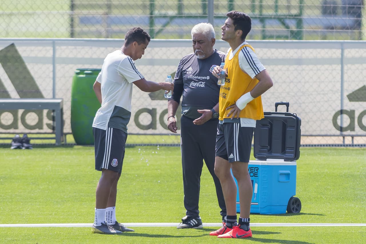 El argentino Gerardo Martino, técnico de la 
<b>Selección Mexicana</b>, realiza ajustes con los 
<a href="https://www.univision.com/deportes/futbol/mexico/los-rostros-de-gerardo-tata-martino-en-la-rueda-de-prensa-de-cara-a-la-copa-oro-fotos" target="_blank">jugadores de su convocatoria</a> para la 
<b>Copa Oro</b>, su primer reto en un torneo oficial con el 'Tri'.