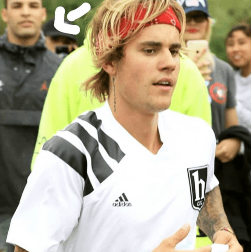 El mismo Ramírez subió estas imágenes a su página en Facebook, donde explica que coincidió con el artista en un partido de fútbol.