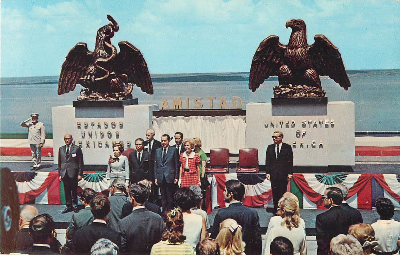 En el lugar se construyó un monumento al trabajo colaborativo de los dos países representado con dos águilas, la mexicana y la estadounidense. Durante la ceremonia inaugural el presidente mexicano afirmó que “ésta presa no es sólo para contener las aguas del Rio Bravo, o para mostrar que se puede contener a la naturaleza, sino que es también un puente, un puente más, construido entre ambos pueblos”.