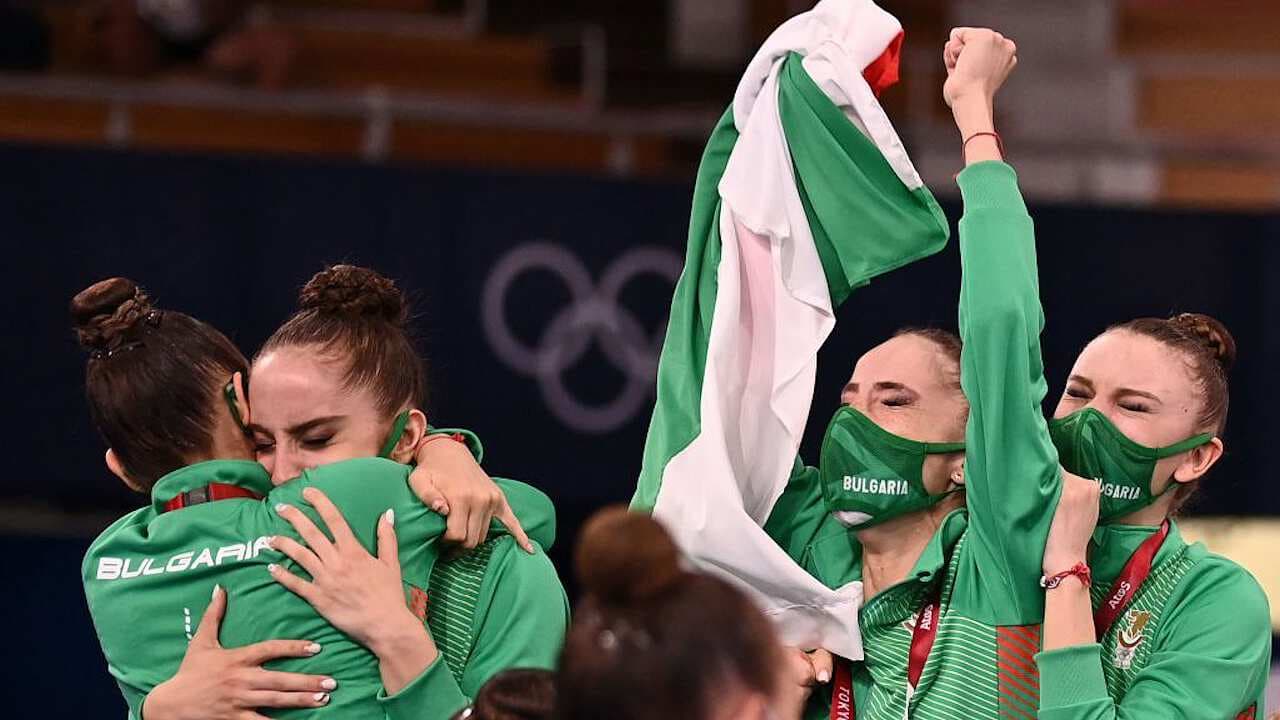 Con festejo doble, Bulgaria celebra su medalla de oro en final de la gimnasia artística