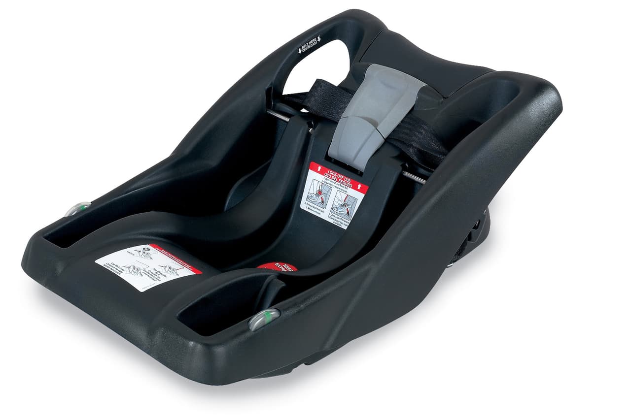 <b>Instalación correcta de las sillas</b>
<br>
<b><u>Pasos para instalar una silla para recién nacidos mirando hacia atrás:</u></b>
<br>- Si tienes una base de asiento que se ajusta por medio del cinturón de seguridad, verás que tiene ranuras diseñadas para pasar el cinturón hasta llegar al broche, donde la asegurarás. Asegurate que el cinturón no esté torcido.
<br>- Asegurate que una vez instalada, la base del asiento de seguridad se encuentre bien asegurada y fija. No debe moverse más de una pulgada (2 cm) de lado a lado ni de adelante hacia atrás.
<br>- Una vez fija, colocar el asiento del bebé sobre ella.
<br>- El asiento debe quedar en el ángulo de inclinación correcto; para confirmarlo, guiate por los indicadores en la misma silla.