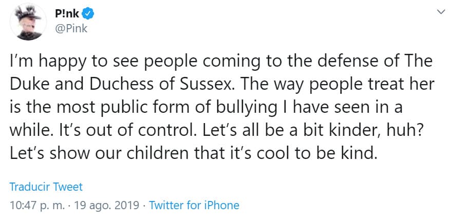 "Me alegra ver a personas salir en defensa del duque y la duquesa de Sussex. La forma en que la gente la trata (Meghan) es la forma más pública de 
<b>intimidación</b> que he visto en mucho tiempo. Está fuera de control. Seamos un poco más amables. Demostremos a nuestros hijos que es bueno ser amable", se lee en Twitter.
<br>