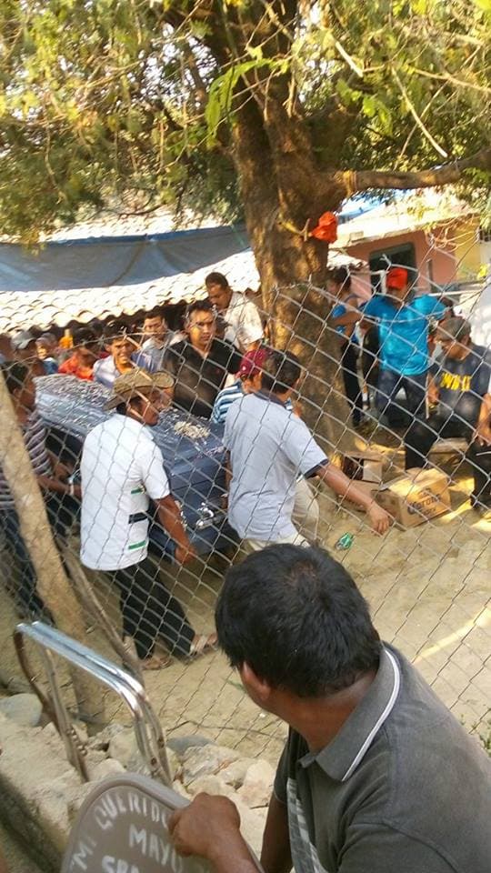 El ataúd con los restos del migrante salen de la casa de adobe y teja donde nació hace 32 años.