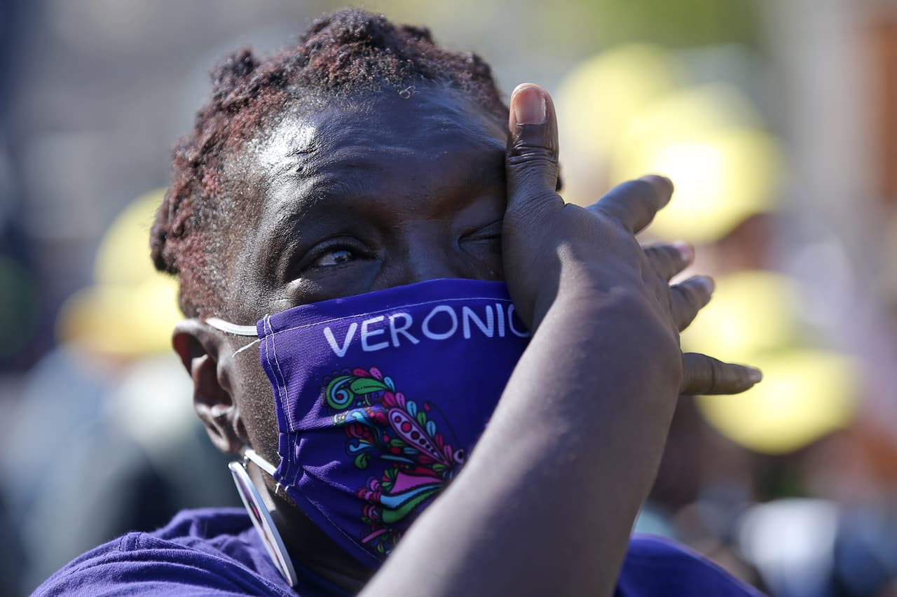 Una mujer en Washington DC limpia sus lágrimas luego del anuncio de la victoria de Joe Biden. Pennsylvania le dio 20 votos electorales con los que superó el número mágico de los 270 necesarios a Biden para convertirse en el próximo presidente.