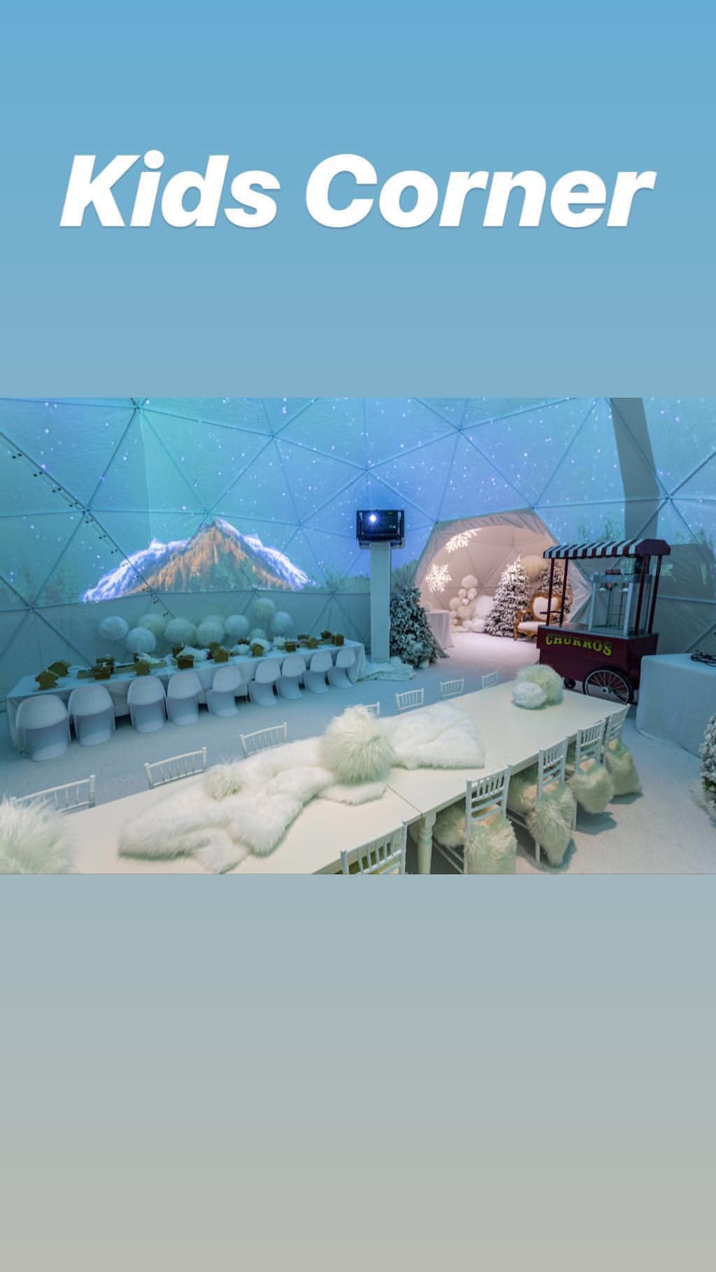 El clan Kardashian Jenner acostumbra a 'echar la casa por la ventana' en sus fiestas. En la Navidad de 2018, Kim y su esposo, Kanye West,
<b>crearon un pueblo de nieve</b> en su casa de California. Inicialmente
<a href="https://www.dailymail.co.uk/tvshowbiz/article-6530459/Kardashian-EXCLUSIVE-Kris-Jenners-annual-Christmas-Eve-party-held-Kims-mansion-cost-500K.html" target="_blank">Daily Mail reportó</a> que el evento costó $500,000. Días después
<a href="https://people.com/home/kim-kardashian-kanye-west-christmas-eve-party-cost-breakdown/" target="_blank">People afirmó</a> que fueron 1.3 millones de dólares. Aunque el valor del festejo aún no está claro, a mediados de 2019, en un capítulo de 'Keeping up with the Kardashians', se vio a Kim
<a href="https://youtu.be/zd5TuoLAhw8?t=29" target="_blank">amenazar a su esposo con cancelar</a> aquella fiesta porque le parecía "inapropiado" gastar "tanto dinero en una fiesta de una noche".