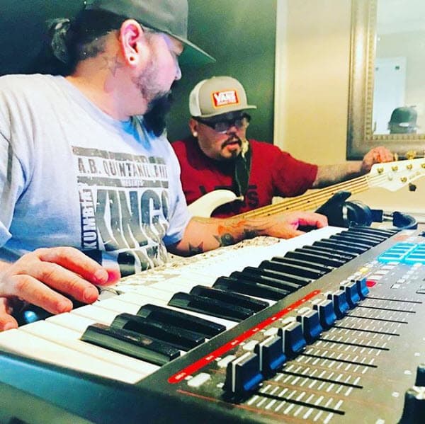 El hermano de Selena ha seguido su carrera en la música, a pesar de que estuvo unos días en prisión en agosto de 2017 por no dar manutención a sus hijos. Actualmente es productor musical.