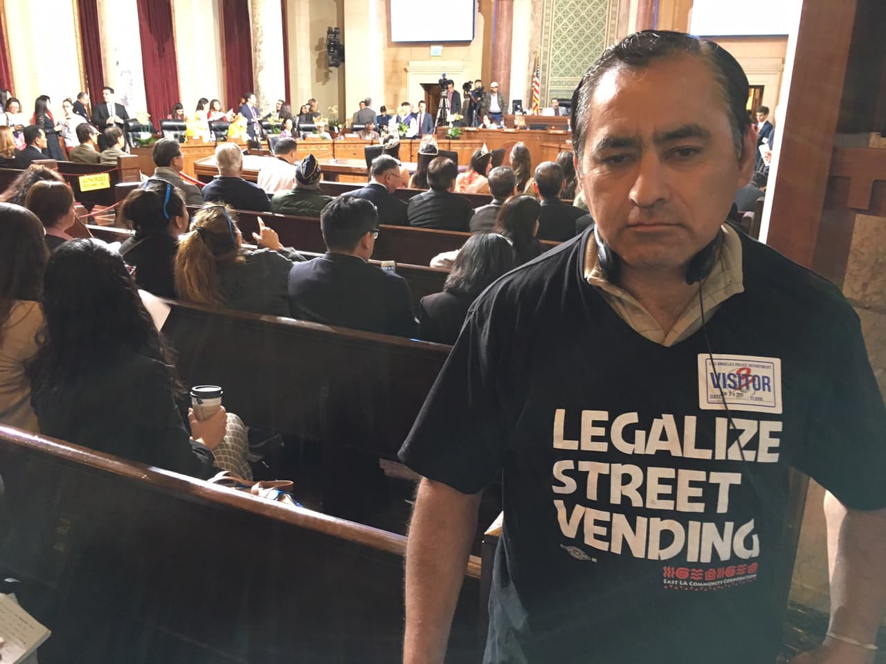 Neftalí López, un vendedor de raspados, elotes y chicharrones en el barrio Echo Park.