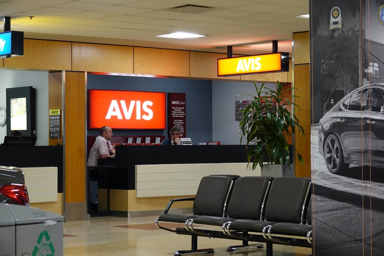 De igual modo las fotos presentan el mostrador de alquiler de automóviles Avis, en el Aeropuerto Internacional de Victoria, donde el equipo de seguridad de la pareja ha alquilado autos.