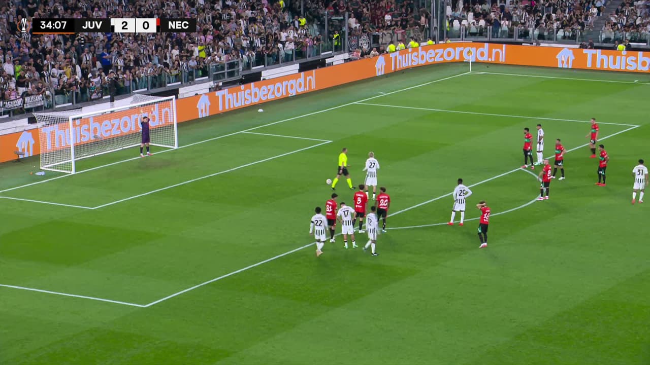 ¡GOL!  anota para Juventus. Nick Woltemade