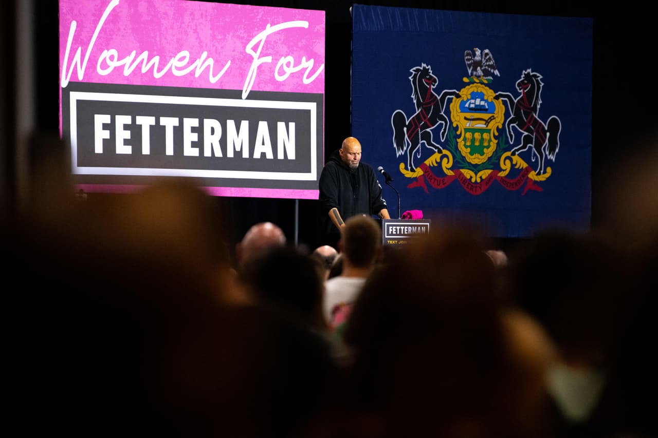 "Las mujeres son la razón por la que podemos ganar", dice John Fetterman en un mitin en Pensilvania