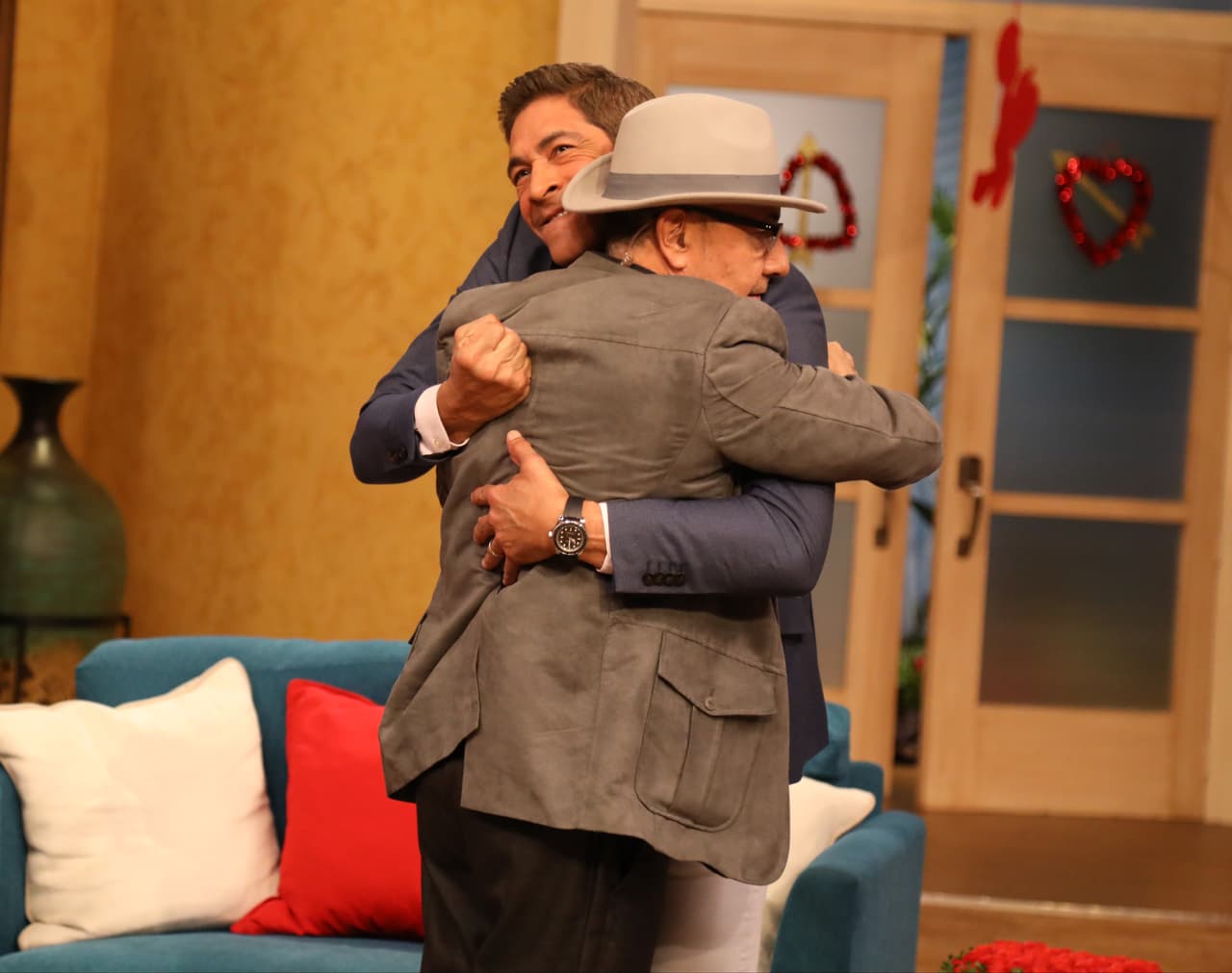 Con este gran abrazo Johnny le dio la bienvenida a uno de los pioneros del show.