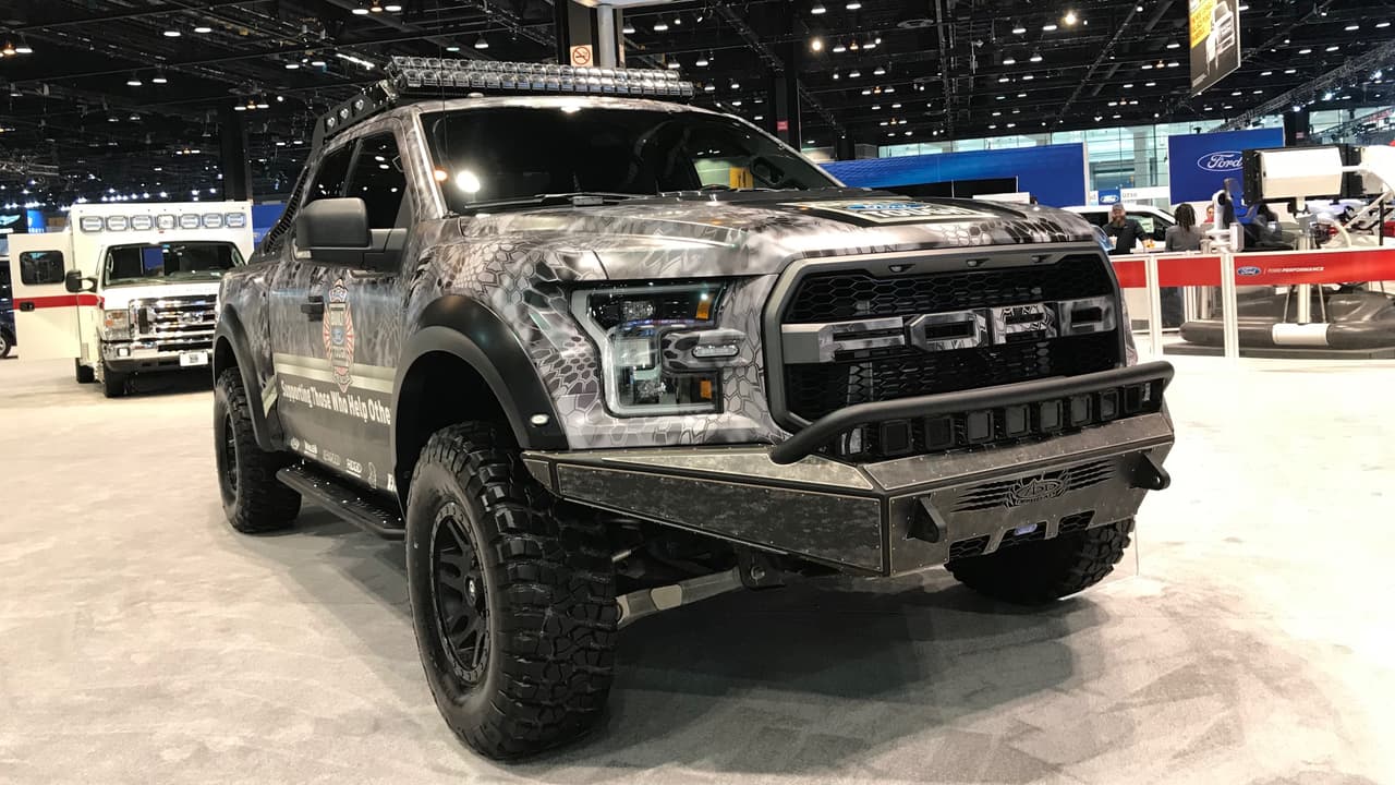 <h3 class="cms-h3-H3">Ford F-150 Raptor con conversión para socorristas</h3>
<br>
<br>Por su acaso nunca habías visto una Raptor preparada para equipos de socorro y rescate en desiertos, pues así es como luce. Las prestaciones son las mismas a las de una Raptor regular pero utiliza amortiguadores mejorados, parachoque especiales, luces de emergencia entre otras mejoras para facilitar el trabajo de los rescatistas.