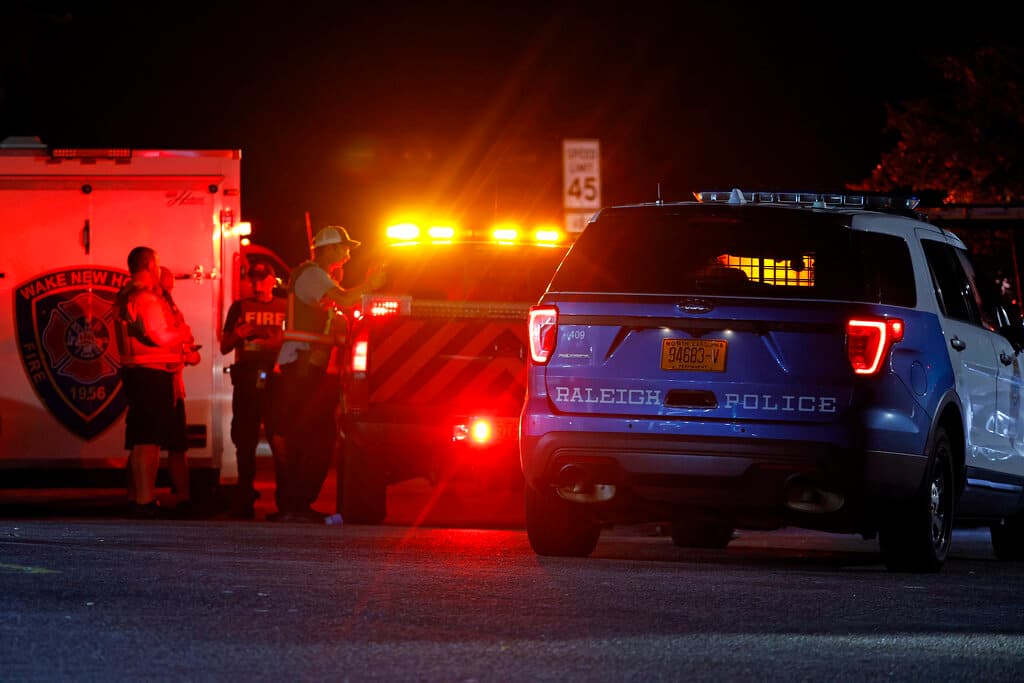 El tiroteo comenzó alrededor de las 5:00 pm en el sendero del río Neuse, en una zona residencial al noreste del centro de la ciudad, explicó la alcaldesa de Raleigh, Mary-Ann Baldwin. Efectivos de varias agencias de seguridad acudieron a la zona, donde cortaron carreteras y advirtieron a los residentes que se mantuvieran a cubierto mientras buscaban al agresor.