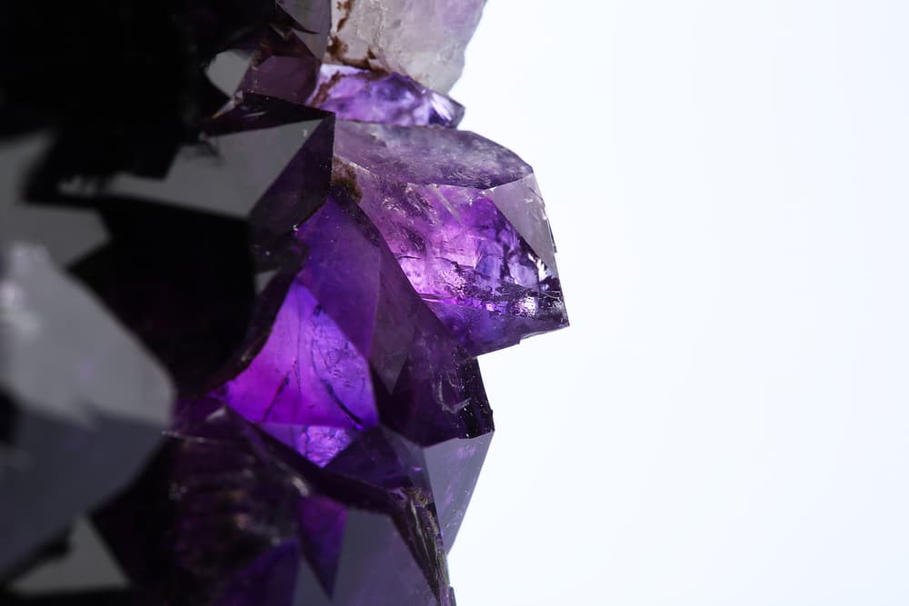 Relacionado a lo anterior, se cree que la amatista fomenta la fertilidad, fortalece nuestro sistema inmunológico y acelera la recuperación de alguna severa enfermedad. Además, es efectiva para la aceleración de regeneración de célular. Puede eliminar toxinas y es un aliviante natural del estrés, como venimos explicando.