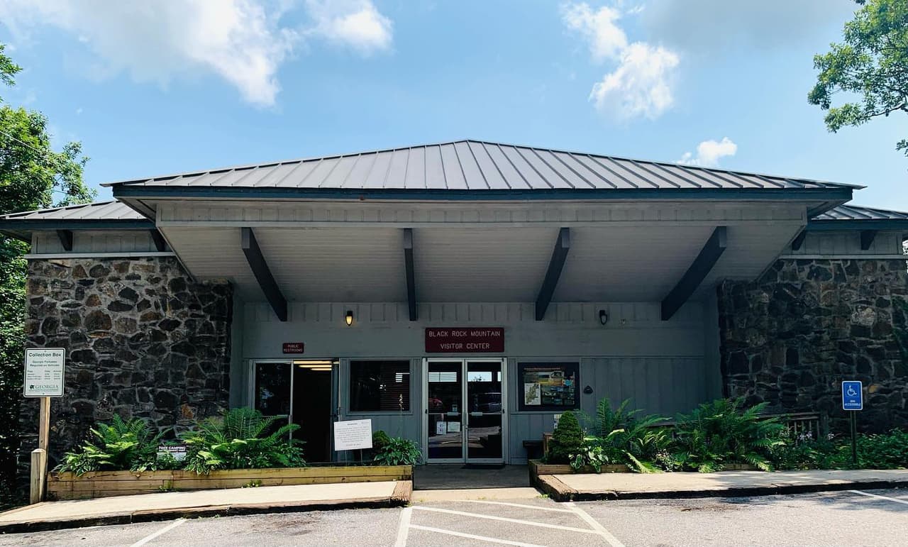 Los visitantes también pueden disfrutar del centro de visitantes de la cumbre por sus vistas, la tienda de regalos y las mesas de picnic.