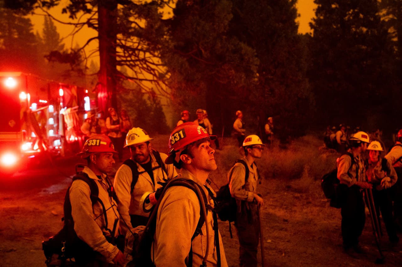 Actualmente más de 4,200 brigadistas se encuentran en la zona del incendio y los bomberos están llegando a apoyar de lugares tan lejanos como Wisconsin y West Virginia. En la imagen, el capitán Adam Tinker lidera los esfuerzos de fuegos controlados para evitar la propagación de las llamas.