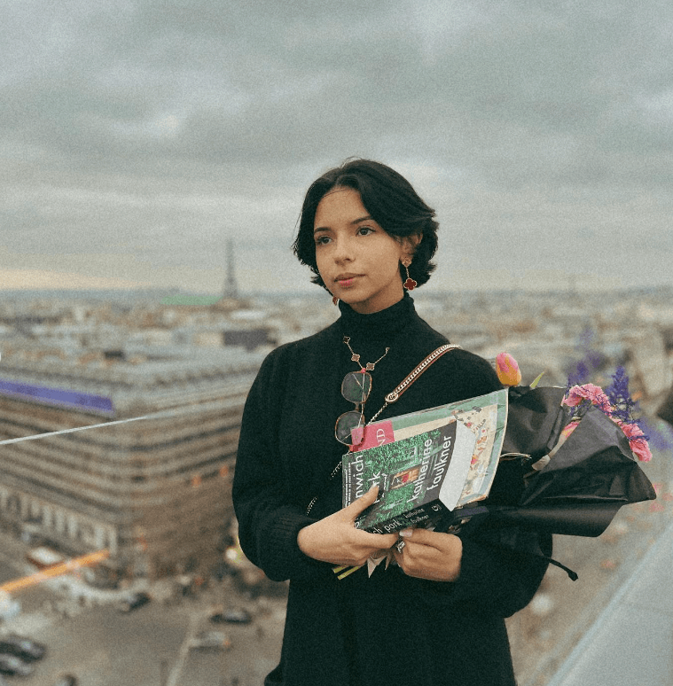 Ángela Aguilar lució un 'total look' negro en su viaje a París