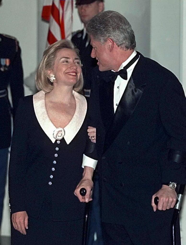 Durante mucho tiempo, algunas de las imágenes más emotivas y divertidas de Hillary fueron junto a 
<a href="http://www.univision.com/personas-bill-clinton">su marido Bill</a> y nos recuerdan inevitablemente a 
<a href="http://www.univision.com/estilo-de-vida/trending/los-amantes-de-la-casa-blanca-michelle-y-barack-obama-celebran-23-anos-de-casados-fotos">las que vemos ahora de Barack y Michelle Obama</a>.