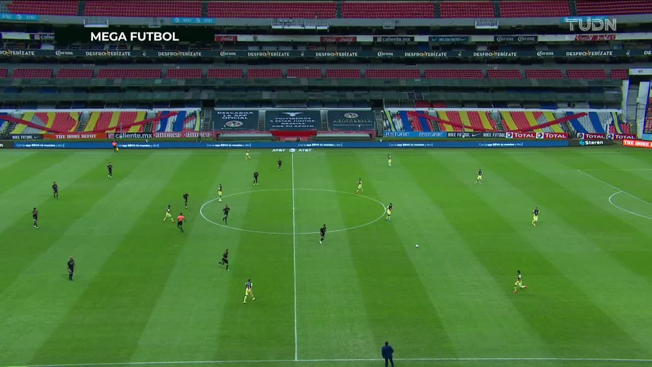 Arranca el partido y la pelota está en juego.