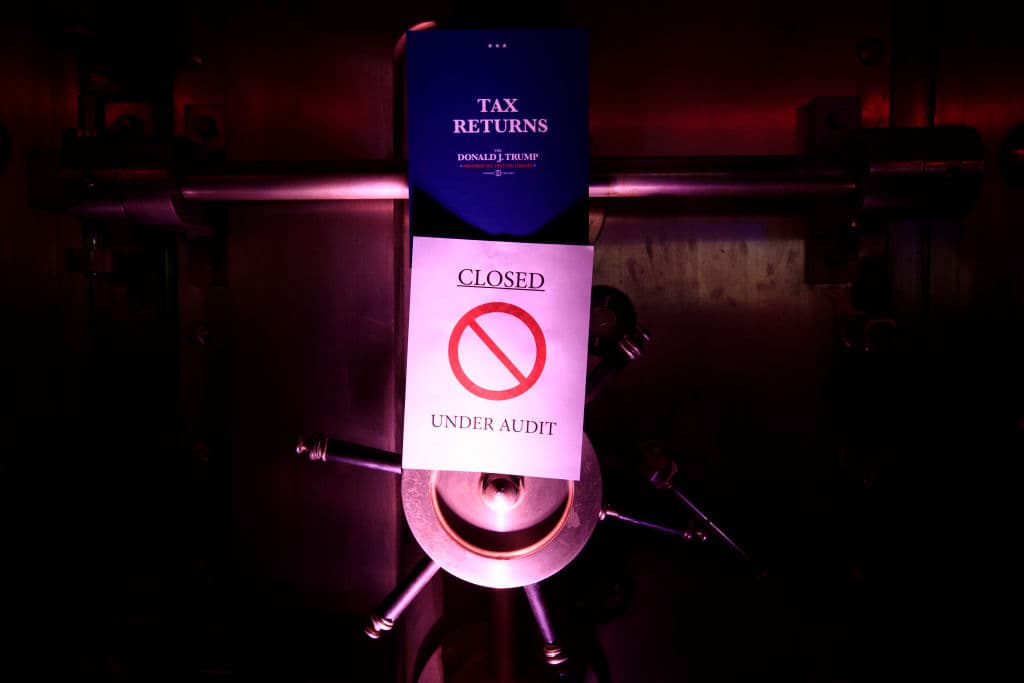 En la planta baja de la exposición había algo fuertemente resguardado en una bóveda: las declaraciones de impuestos que el presidente, rompiendo con la costumbre, no ha querido presentar. (Drew Angerer/Getty Images)