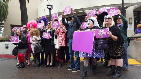 Decenas protestan contra política de “nombres reales” de Facebook