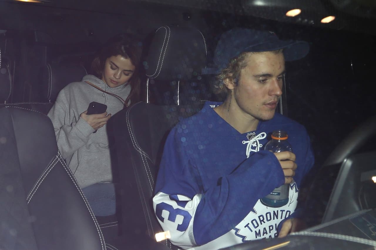 Aunque el cantante está lejos de los escenarios, se dice que está produciendo un nuevo disco tras haber hecho una pausa en su gira el verano pasado. 
<br>