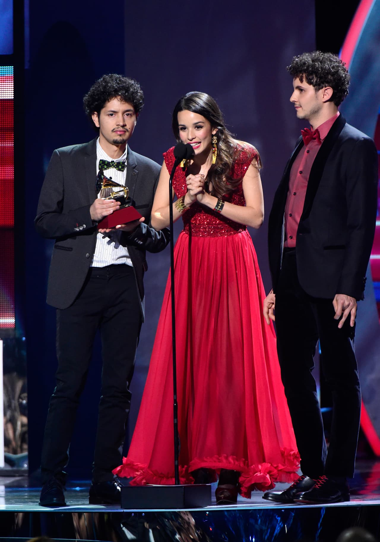 Entre sus éxitos se encuentran 'Suin Romanticón', 'Tienda de Sombreros' y una versión muy folk de 'Sabor a Mi'.