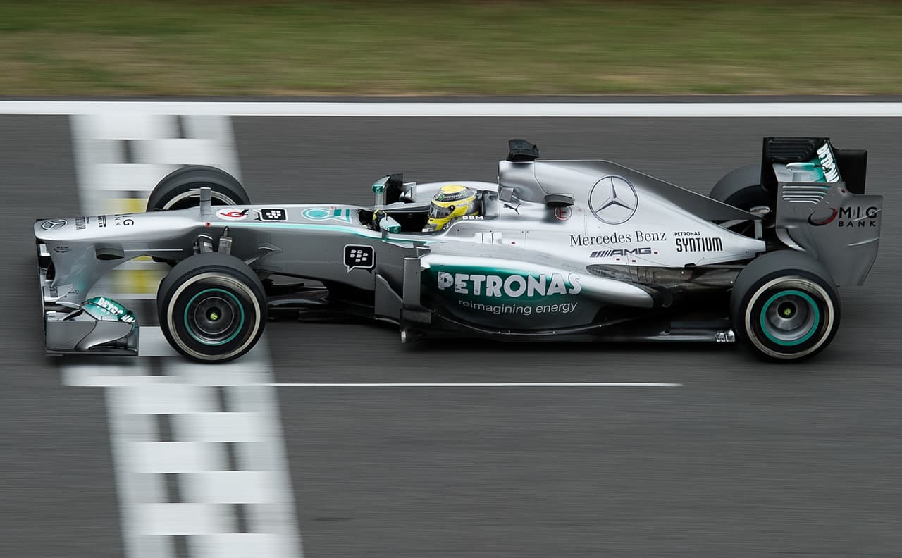 <b>Rosberg vio partir</b> a su compañero 
<b>Schumacher</b> para 2013, en lo que fue su retiro definitivo, y en su lugar dio la bienvenida a su gran rival: 
<b>Lewis Hamilton</b>. Con el 
<b>W04</b>, ganaría dos veces, en circuitos históricos como Mónaco y Silverstone. Además, lograría la pole-position en Bahrein y España.