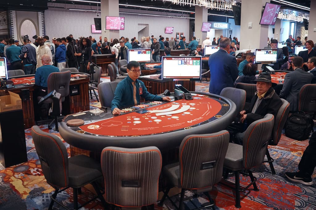 La apertura de este casino surge como resultado de una lucha que se extendió cerca de 13 años. Finalmente, la Comisión de Juegos del Estado de Nueva York otorgó licencias completas a tres establecimientos en la zona sur del estado. Además del Resorts World New York City, para 2030 abrirían otros locales en El Bronx y en el Metropolitan Park, también en Queens.