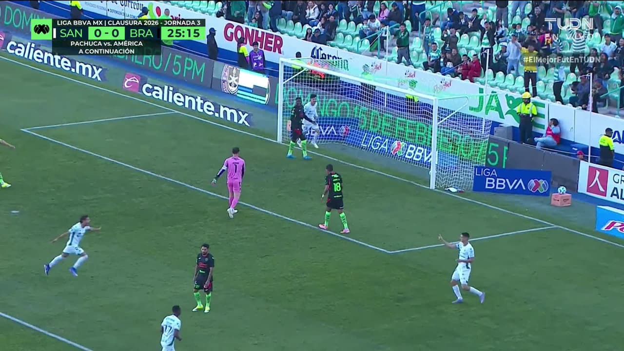 ¡GOL!  anota para Santos Laguna. Ezequiel Bullaude