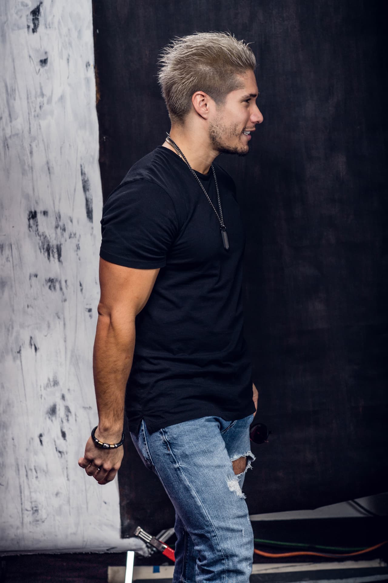 Además está que no cabe de la emoción pues además tiene su primer nominación como solista.