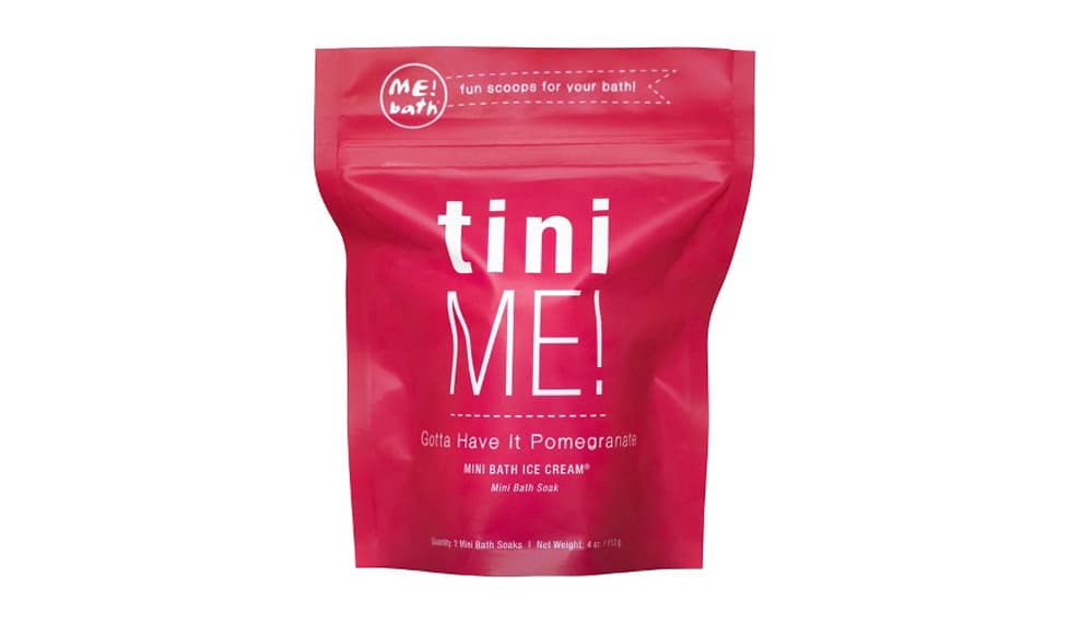 15. TINI ME!, Me Bath, 
<a href="http://intl.target.com/p/me-bath-tiny-me-gotta-have-it-pomegranate-mini-bath-soak-2-ct/-/A-23944847">Target</a>, $4 dólares | Su presentación efervescente transforma por completo la experiencia de tu baño en tina, pues además de disfrutar de su delicioso aroma a granada, deja tu piel suave. Comprar estas presentaciones individuales es una excelente idea pues puedes cambiar el aroma cada vez que tomas un baño en tina y así no te aburres.
<br>