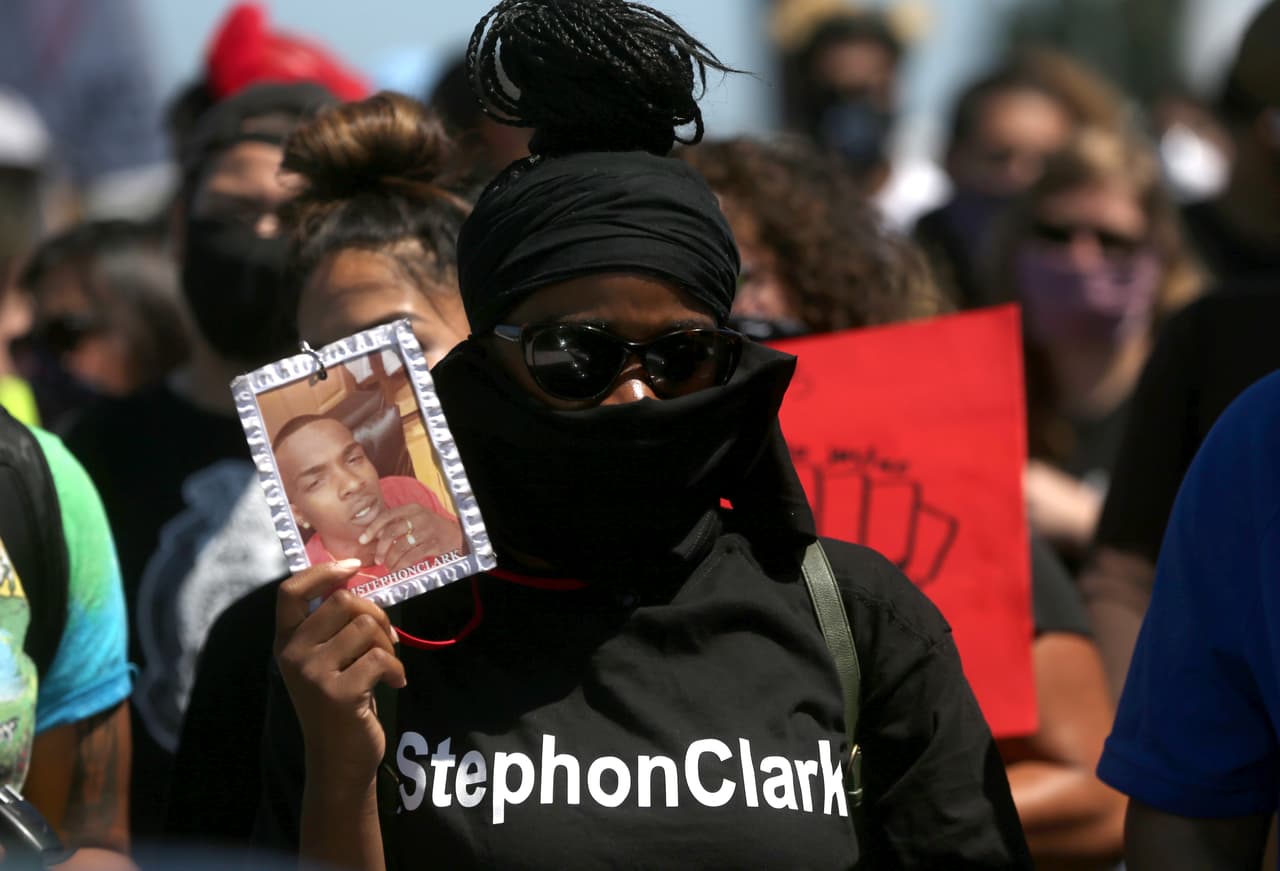 Las manifestaciones locales a raíz de la muerte de George Floyd a manos de un oficial de Minneapolis han desatado un acalorado debate sobre el papel de la Policía y sus 
<a href="https://www.univision.com/local/san-francisco-kdtv/protestas-fuerzan-a-las-policias-del-area-de-la-bahia-a-prohibir-balas-de-goma-y-llaves-de-estrangulamiento" target="_blank">protocolos sobre el uso de fuerza</a> en la región.