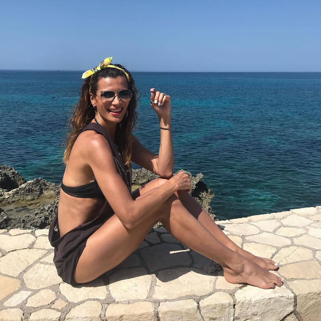 Cristy Bernal aprovechó la salida para hacerse una espontánea sesión de fotos con el bello escenario azul de fondo: "Cuando calienta el sol, aquí en la playa. El mejor fotógrafo Alan Tacher".