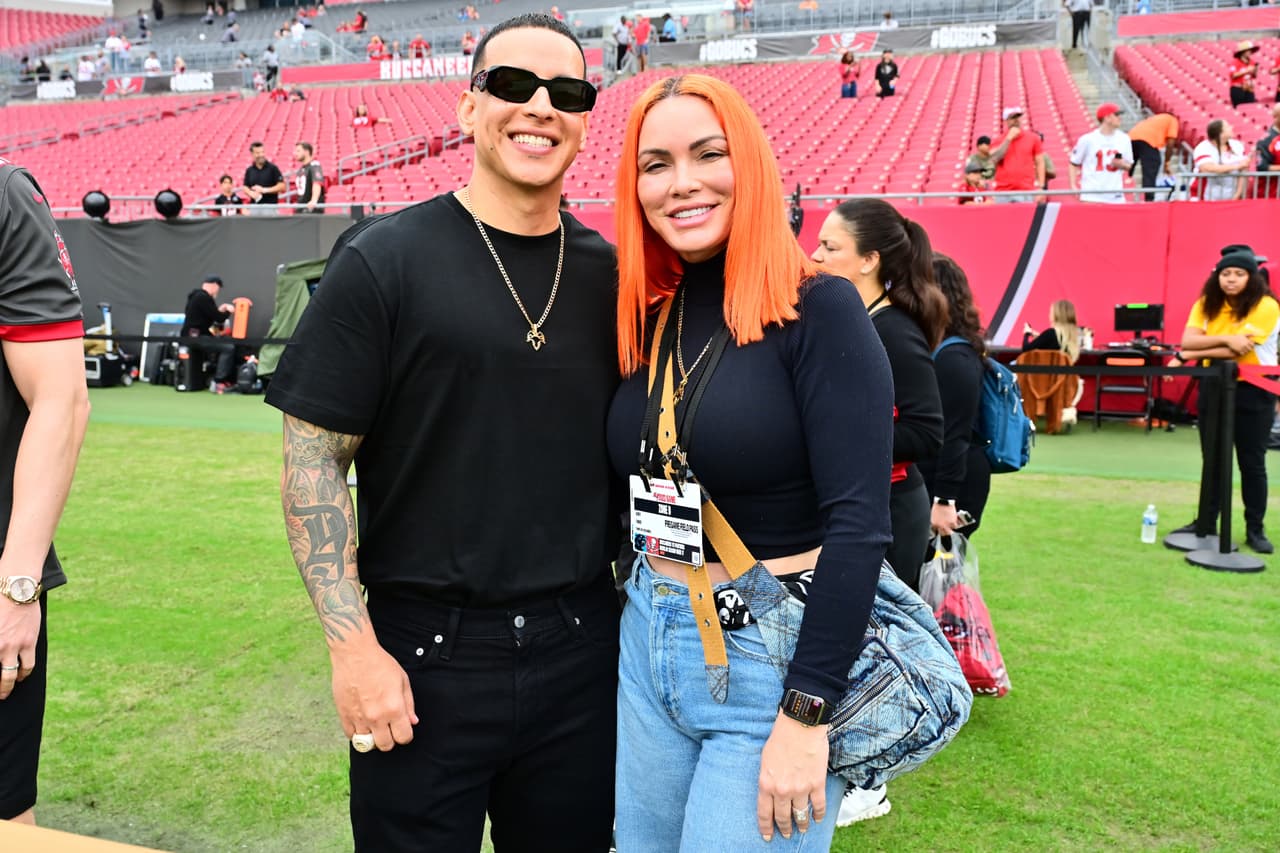 <h2 class="cms-H2-H2">Daddy Yankee y Mireddys González</h2>
<br>
<br>Se conocieron desde que eran adolescentes, mucho antes de que el 'Big Boss' fuera famoso. Están casados desde 1995. 'La Jefa' como le dice él, tiene 46 años, y es la madre de Yamilette Ayala González, Jeremy Ayala González yJesaaelys Ayala González.